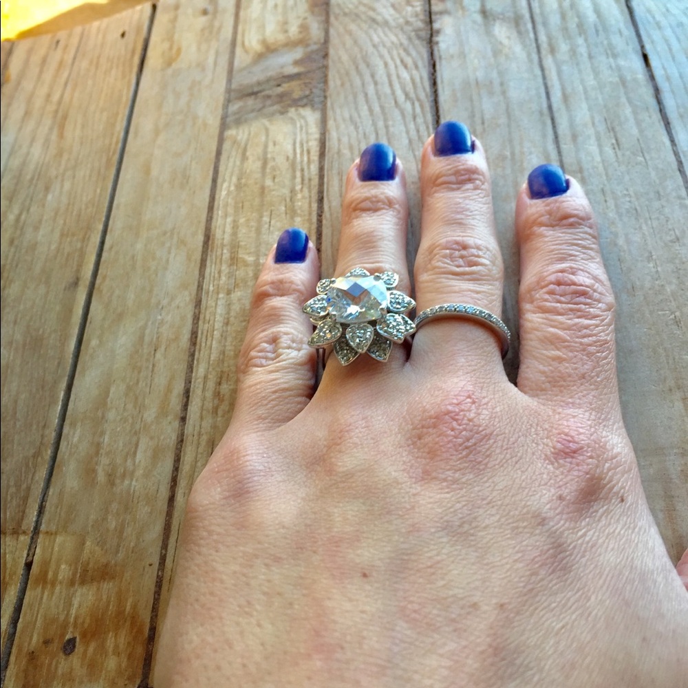 Sterling silver CZ flower ring - Picture 3 of 8